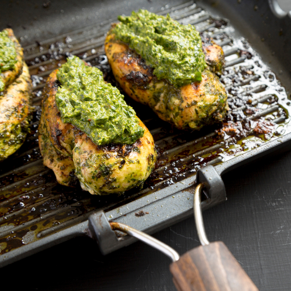 Pollo horneado al pesto con coliflor rostizada