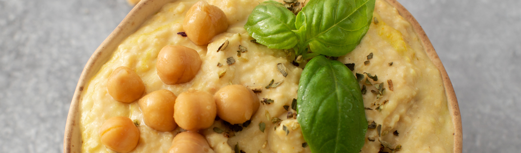 Humuns de albahaca y garbanzo